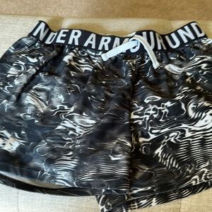 Under armor youth xl shorts. Excellent condition